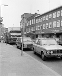 858315 Afbeelding van (fout) geparkeerde auto's bij de bushalte in de Nachtegaalstraat te Utrecht.N.B. De Peugeot is de ...